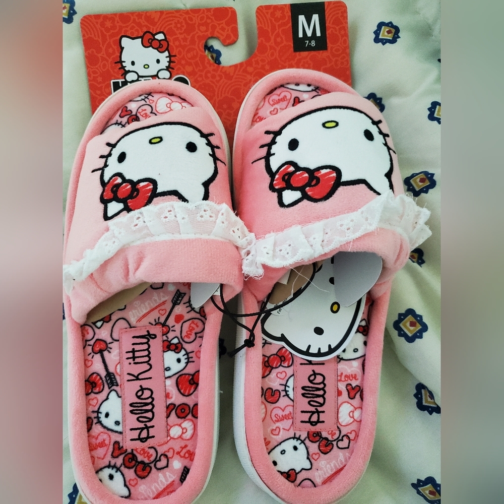 Hello kitty slippers NWT
